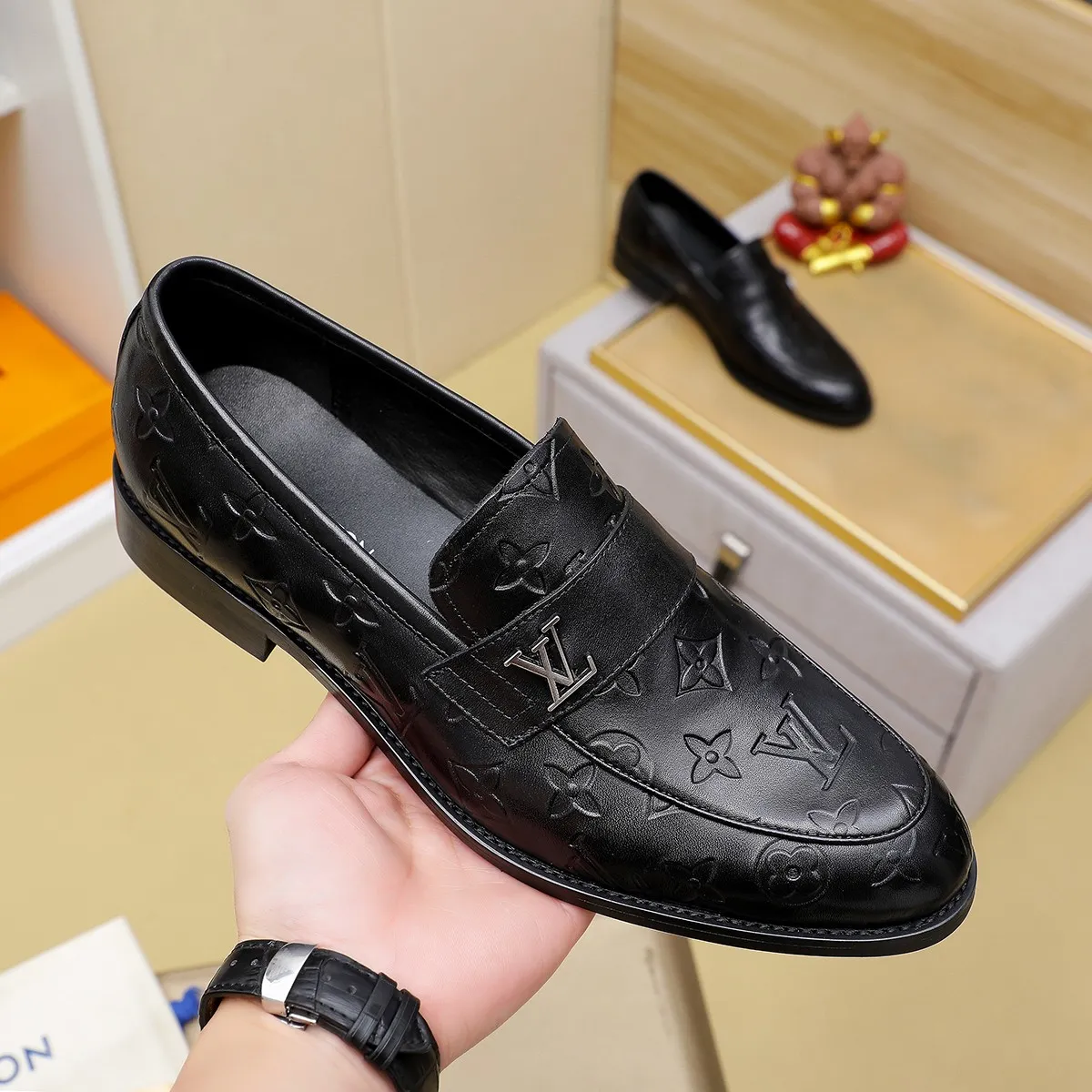 Men's Men's Shoes 💰420 💰[Louis Vuitton] LV high-end business formal leather shoes! ! Luxurious and elegant style, equal emphasis on practicality and style, professional focus on details and quality, counter original 1⃣️: 1⃣️ super accurate reproduction👍🏻! Material: The upper is made of imported original soft 🐂cowhide ➕imported first-layer sheepskin lining. Original anti-slip and wear-resistant outsole! Code number: 39--45, (38.46 custom-made) Large quantities in stock!